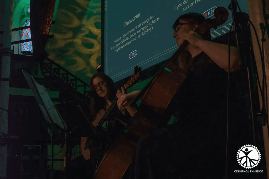 Le samedi 31 mai 2025, à 15 h, les invité·e·s ont commencé à arriver. À l’entrée, des sourires. À l’intérieur, une ambiance douce, portée par la guitare d’Émilie Lavoie-Lépine et Lou Dunand-Vincent au violoncelle. L’atmosphère s’installait lentement. Ce n’était pas juste un gala. C’était un moment pour dire : « Bravo. Vous y êtes arrivé·e·s. » GALA RMA 2025