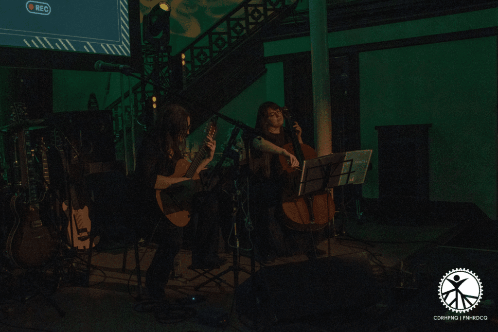 Le samedi 31 mai 2025, à 15 h, les invité·e·s ont commencé à arriver. À l’entrée, des sourires. À l’intérieur, une ambiance douce, portée par la guitare d’Émilie Lavoie-Lépine et Lou Dunand-Vincent au violoncelle. L’atmosphère s’installait lentement. Ce n’était pas juste un gala. C’était un moment pour dire : « Bravo. Vous y êtes arrivé·e·s. » GALA RMA 2025