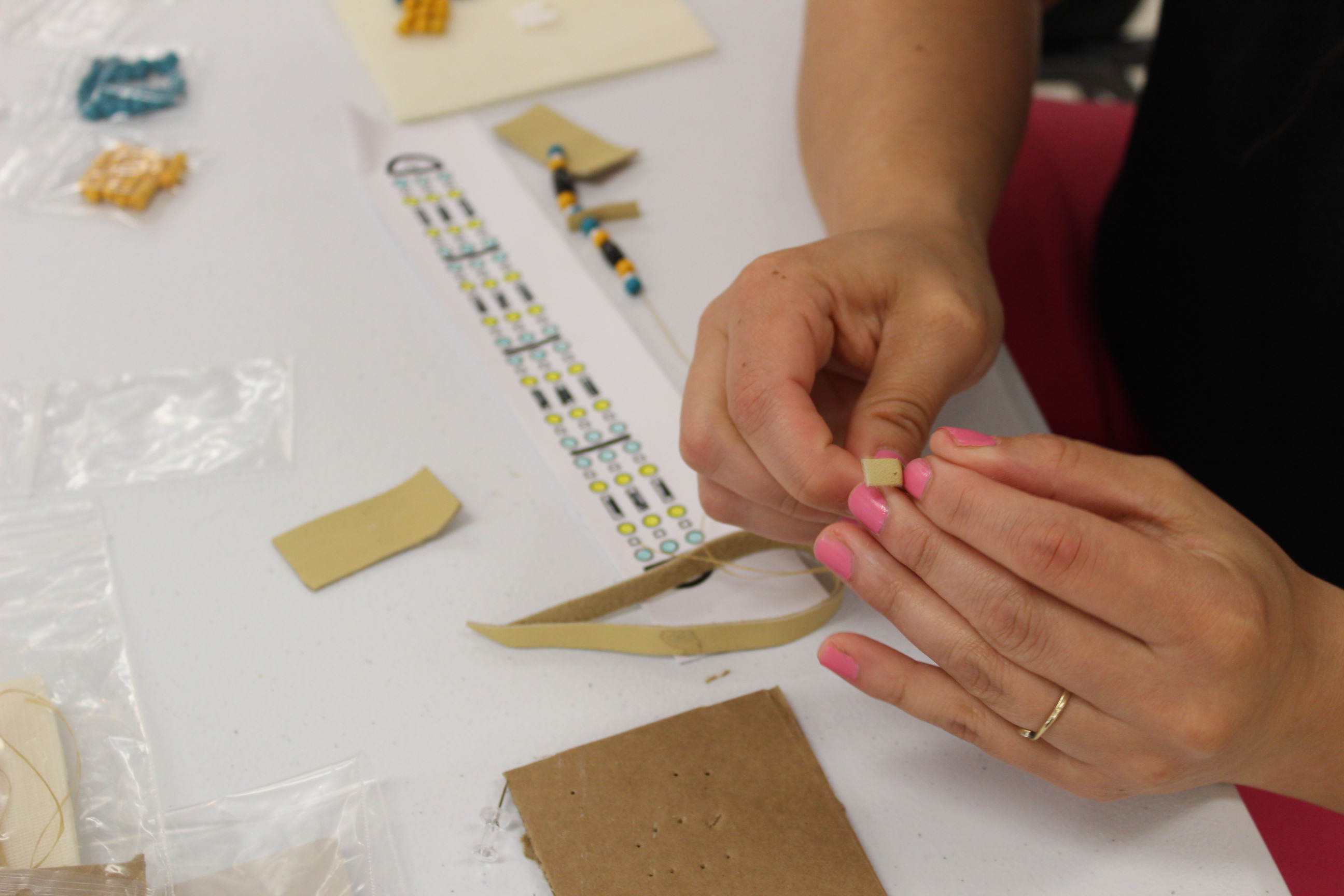 Atelier de confection de bracelets d’os