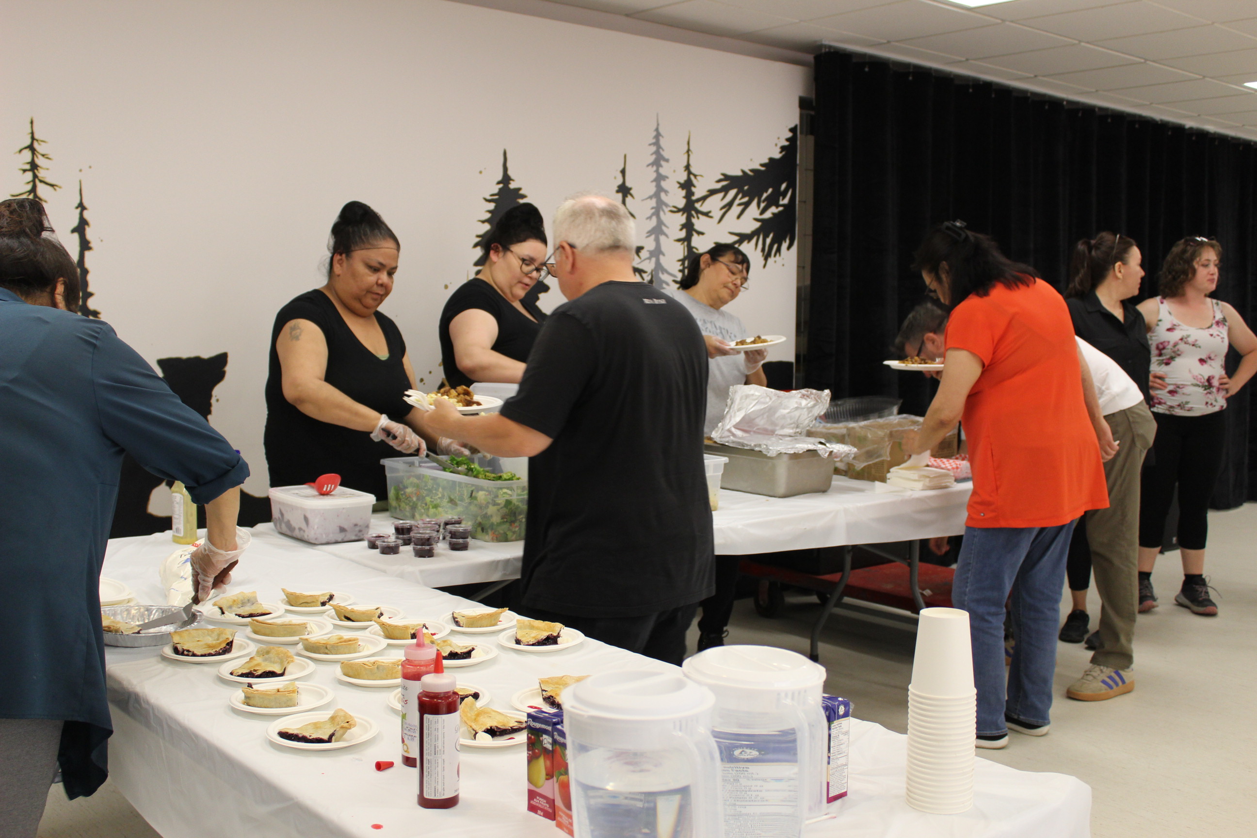 Dîner servi à la salle communautaire