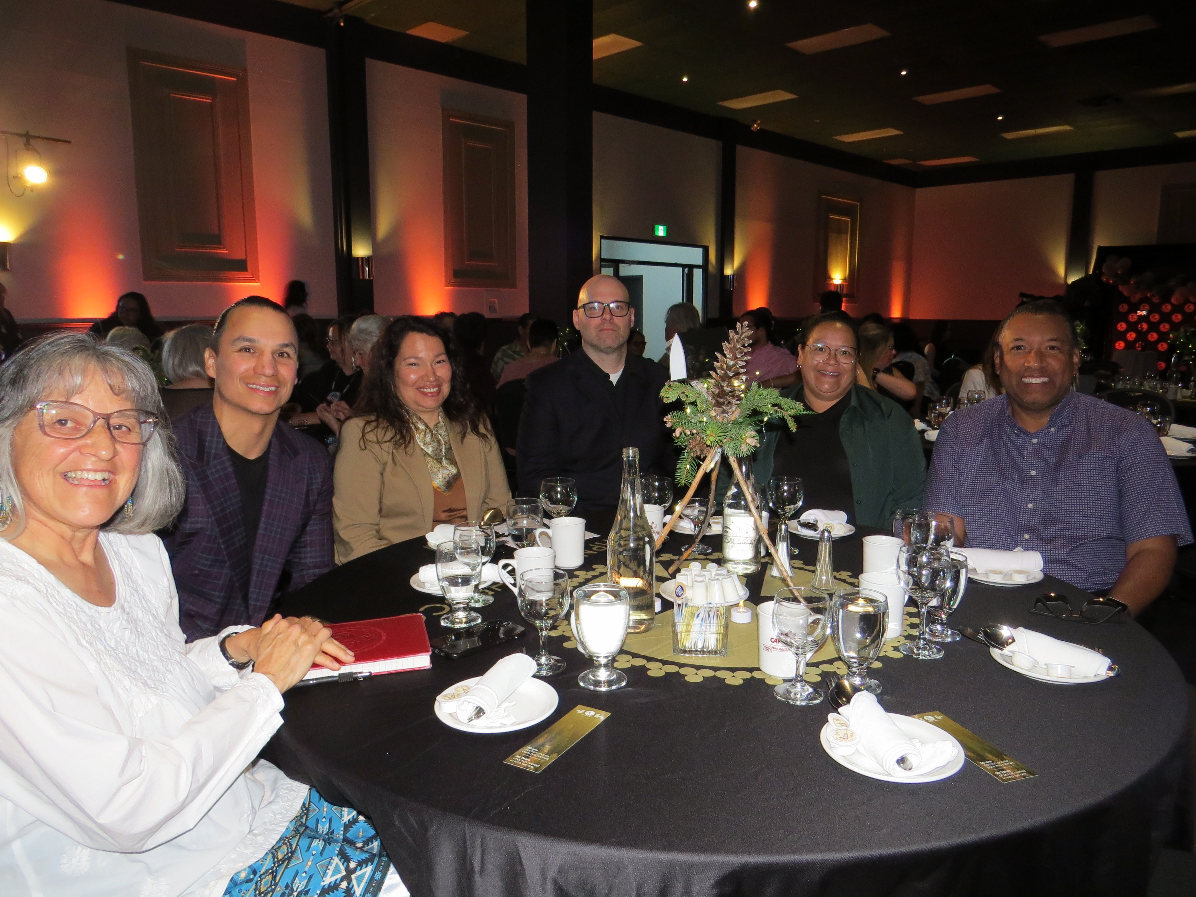 Roseanne Gosselin, Francis Verreault-Paul, Wanda Lafontaine, Felix Moffat, Jamie Houle et Benoit Lymburner réunis autour d’une table