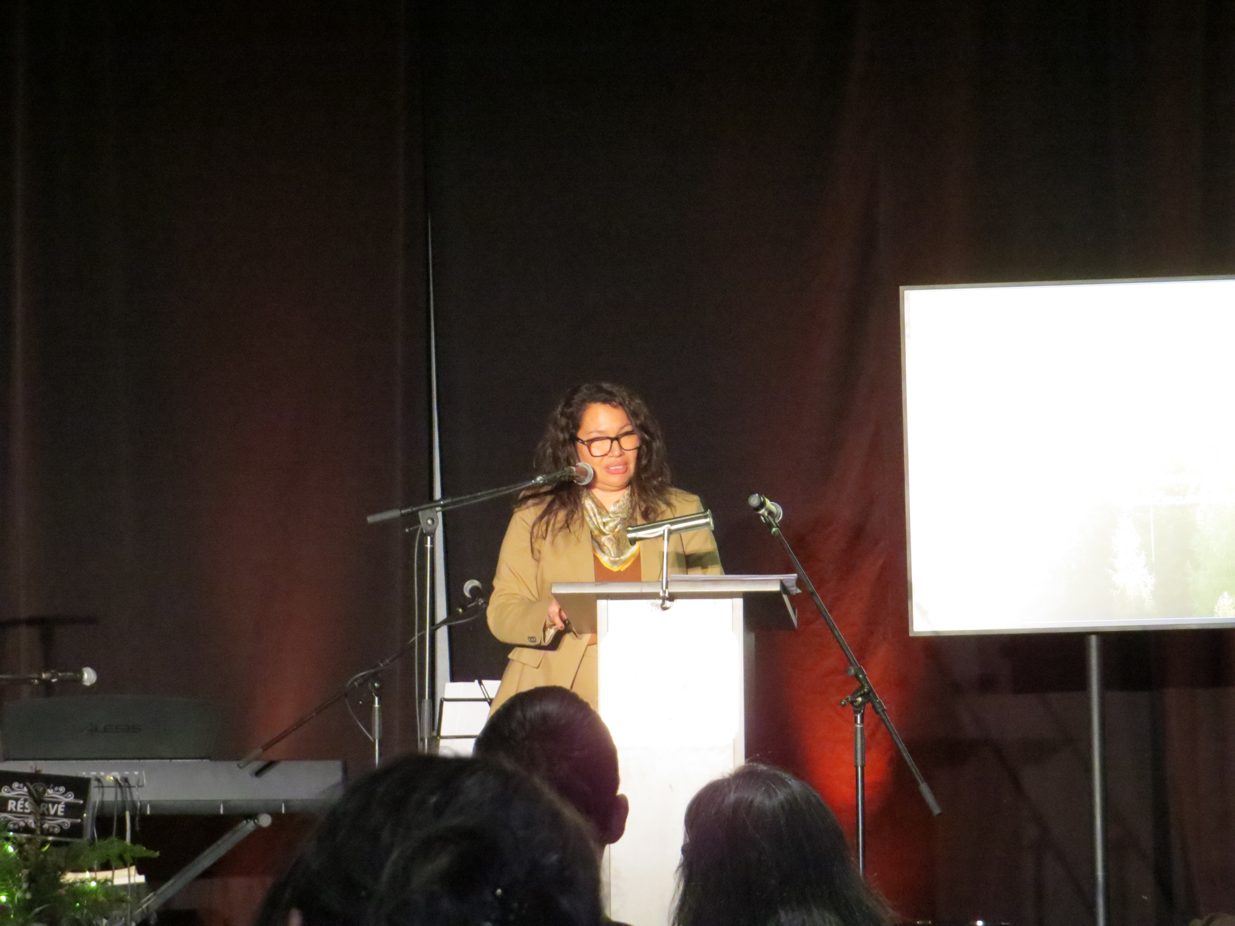 Wanda Lafontaine au lutrin pendant la soirée officielle